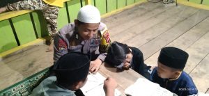 Tanamkan Nilai Agama Sejak Dini, Bhabinkamtibmas Polsek Lasolo Polres Konawe Utara Aktif Ajari Anak-anak Mengaji