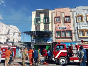 Kebakaran Ruko di Mandonga Kendari, Satu Petugas Damkar Kesetrum Listrik