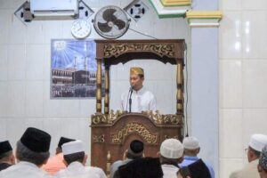Pj. Wali Kota Kendari Gelar Safari Ramadhan, Bagi Alquran di Masjid