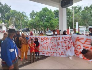Aksi Demo Kasus Mafia Tanah Diwarnai Isak Tangis Emak – Emak
