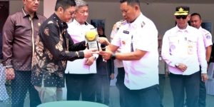 Pj Wali Kota Kendari Serahkan Piala Adipura Kepada Perwakilan Masyarakat