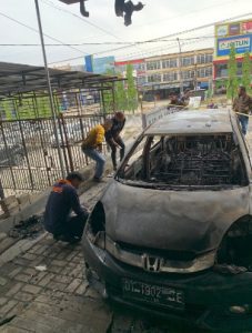 Mobil Minibus Milik Warga Terbakar Saat Terparkir di Garasi