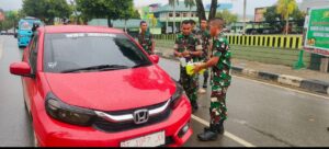 Berkah Ramadan, Prajurit TNI AD Dan PNS Korem 143/HO Bagi-bagi Takjil Buka Puasa Bagi Pengguna Jalan