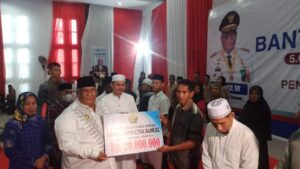 Gubernur Sultra Bersama Bupati Koltim Salurkan Ribuan Bansos dan Rumah Ibadah