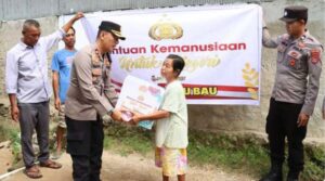 Polres Baubau Bagikan Bantuan Sembako ke Warga Kurang Mampu