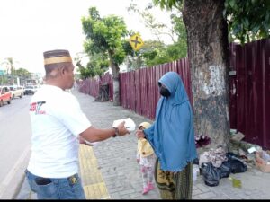 Satreskrim Polresta Kendari Bersama Buser 77 Fans Club Berbagi Takjil Ramadhan ke Warga