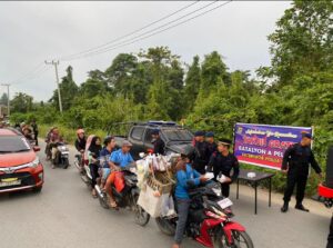 Batalyon A Pelopor Satbrimob Polda Sultra Bagi Takjil Berbuka Puasa Ke Pengendara