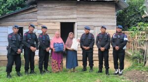 Berkah Ramadhan, Personil Satbrimob Polda Sultra Dan Bhayangkari Bagi Sembako Ke Warga