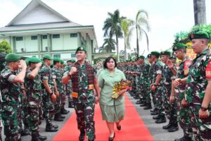 Momen Haru Prajurit  Lepas Sambut Pejabat Danrem 143/HO