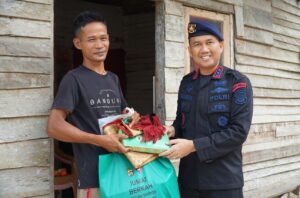 Brimob Sultra Peduli Kembali Salurkan Bantuan Bahan Pokok Ke Warga Kurang Mampu