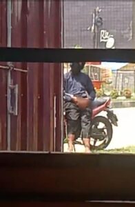 Seorang Pria Nekat Onani di Pinggir Jalan, Aksinya Terekam Video