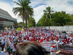 Tolak RUU Kesehatan Ribuan Tenaga Kesehatan Di Kendari Turun Ke Jalan