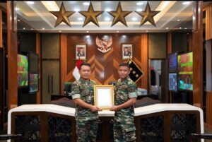 Jenderal Dudung Beri Penghargaan Sertu Dirhamsyah Personil TNI AD Juara Dunia Kempo