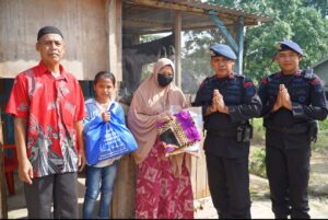 Jumat Berkah, Brimob Sultra Kembali Salurkan Bantuan Sembako ke Warga