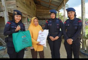 Door To Door, Brimob Sultra Peduli Bagikan Paket Sembako Ke Warga Baruga