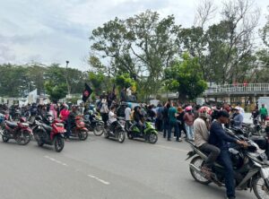 Demo Tuntut Danrem 143/HLO Kendari Bertanggung Jawab Atas Penutupan Jetty Tambang Di Marombo Konut
