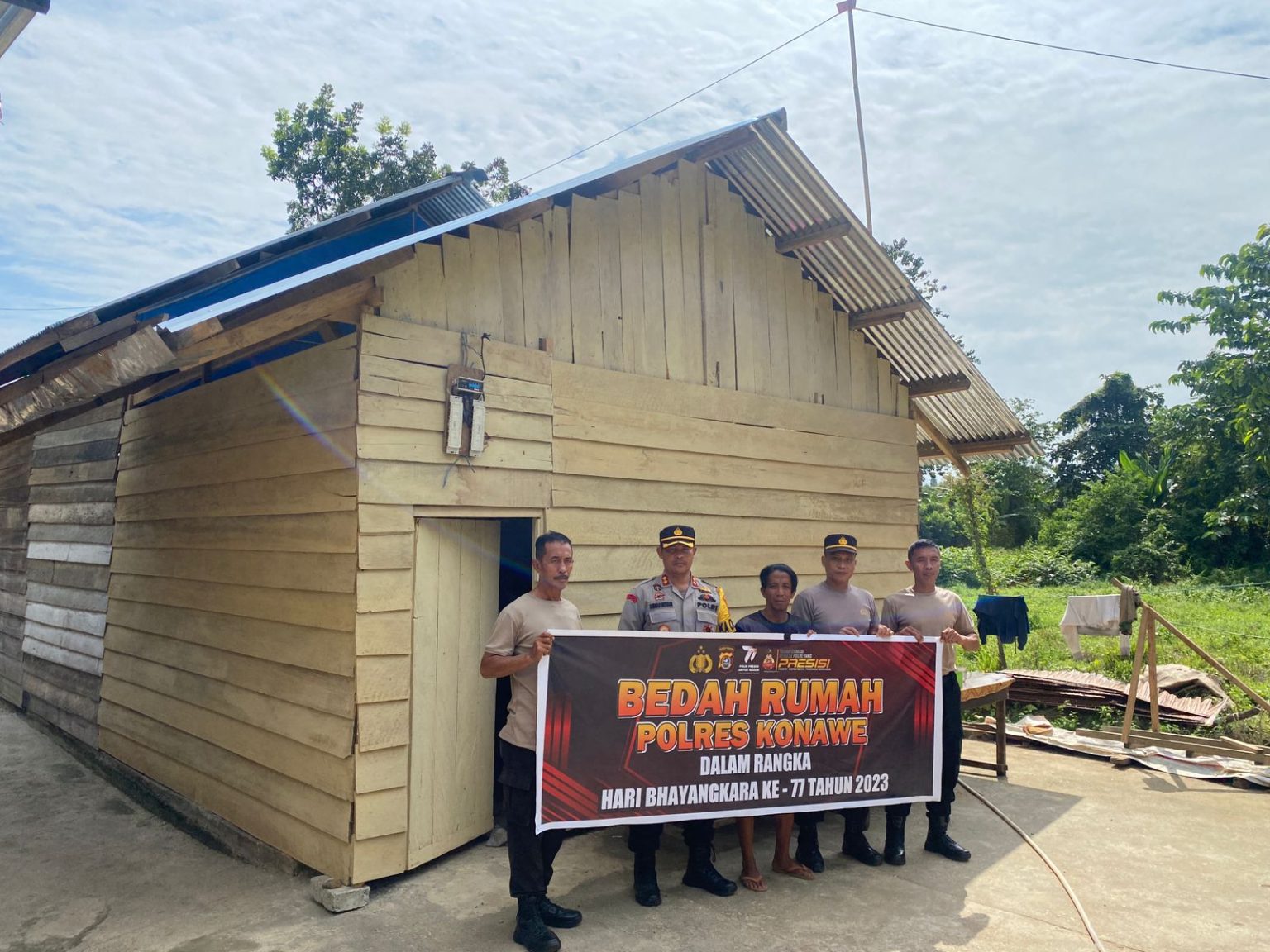 Polres Konawe Bedah Rumah Warga Yang Tak Layak Huni