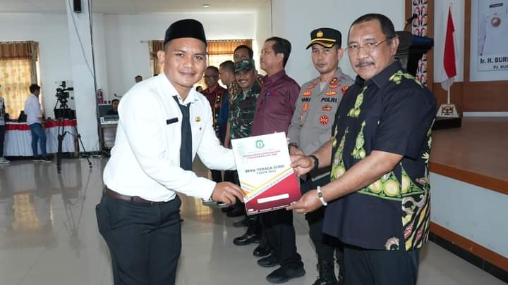 Pj Bupati Bombana Buka Rakor Pendidikan dan Serahkan SK PPPK Jabatan Fungsional Guru