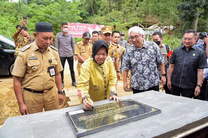 Menteri Sosial Serahkan  26 Unit Rumah Bantuan Bagi Korban Kebakaran di Kendari