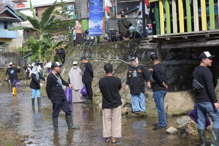 Pj Wali Kota Pimpin Aksi Bersih Sungai Lahundape