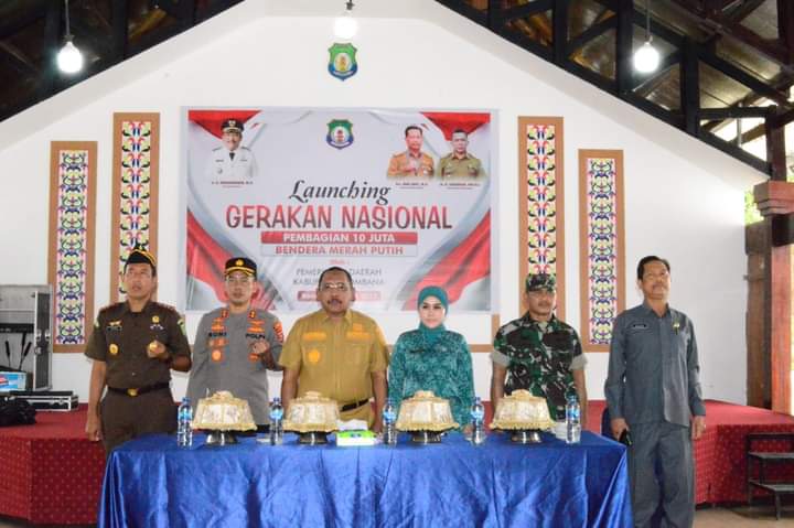 Pj. Bupati Bombana Launching Gerakan Nasional Pembagian 10 Juta Bendera Merah Putih