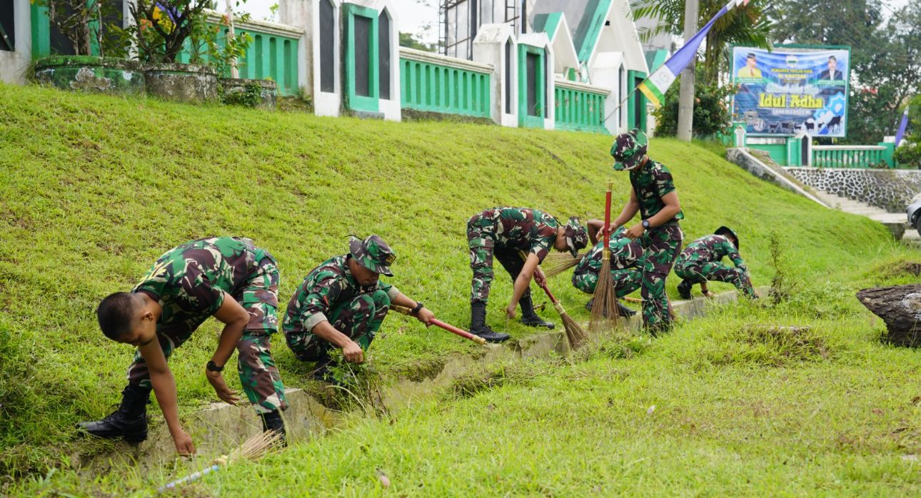 Program Sapu Bersih Korem 143/HO Sasar Masjid Al-Kautsar Kendari