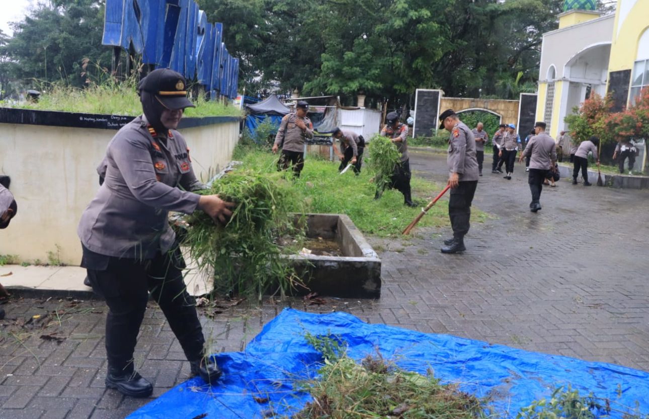 Kapolresta Kendari Pimpin Aksi Bersih Sampah di Tugu Religi Eks MTQ
