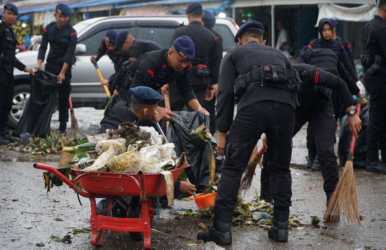 Satbrimob Polda Sultra Bersama Warga Bersihkan Pasar Baruga, Terminal Baruga dan Jalan Utama Menuju Bandara