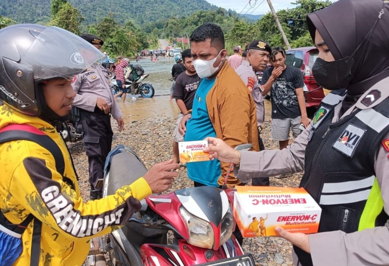 Banjir Belum Surut, Personil Polres Konut Lakukan Pengaturan Lalin dan Bagikan Suplemen