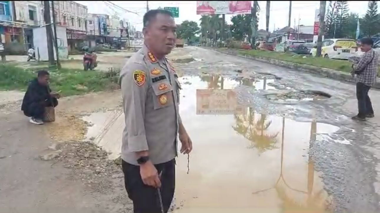 Jalan Rusak Di Martandu Andonuhu, Polresta Kendari Alihkan Arus Lalulintas