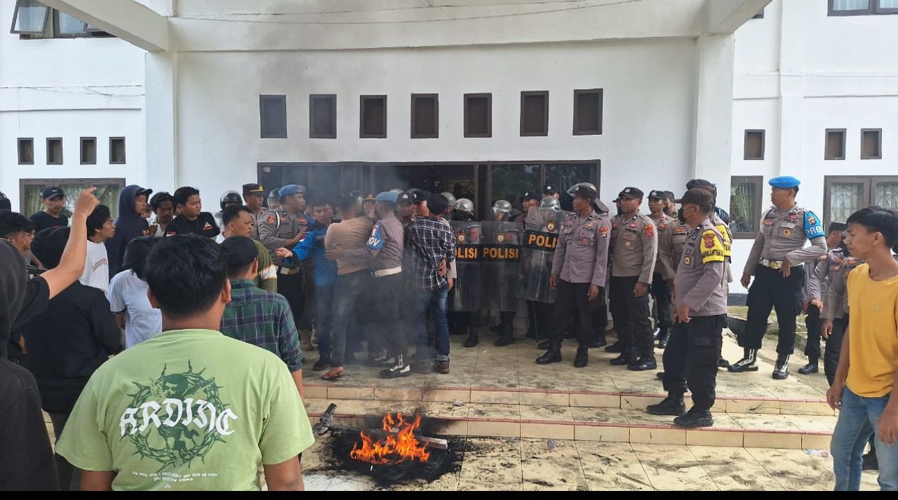 Aksi Saling Dorong Dan Penyegelan Kantor Dikbud Warnai Unjuk Rasa FPMPP Konut