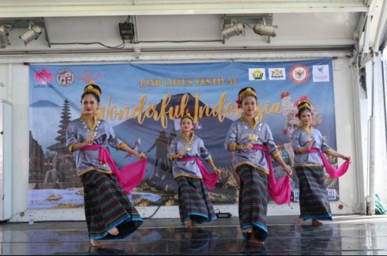 Tarian Dan Busana Khas Sultra Ditampilkan Dalam Lotus Festival ke 42 Di Los Angeles USA