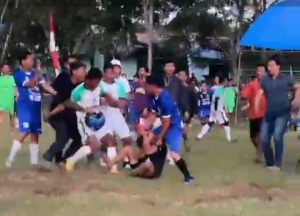 Pertandingan Sepak Bola Antar Desa di Konsel Ricuh