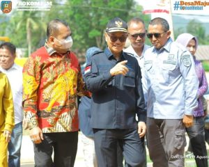 Kunjungi Konawe Selatan, Wamen PDTT Berikan Bantuan Modal Bumdes Mitra Sejahtera Sindangkasih