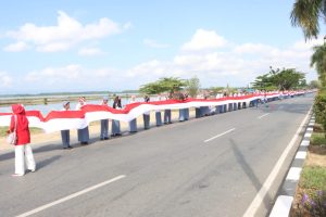 Peringati HUT RI ke 78, Siswa – Siswi di Sultra Bentangkan Bendera Merah Putih Sepanjang 17 KM