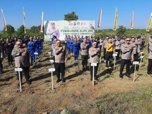 Lestarikan Lingkungan Polda Sultra Tanam 1.000 Mangrove di Pesisir Teluk Kendari