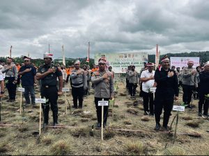 Lestarikan Negeri, Polda Sultra Tanam Ribuan Bibit Mangrove di Teluk Kendari