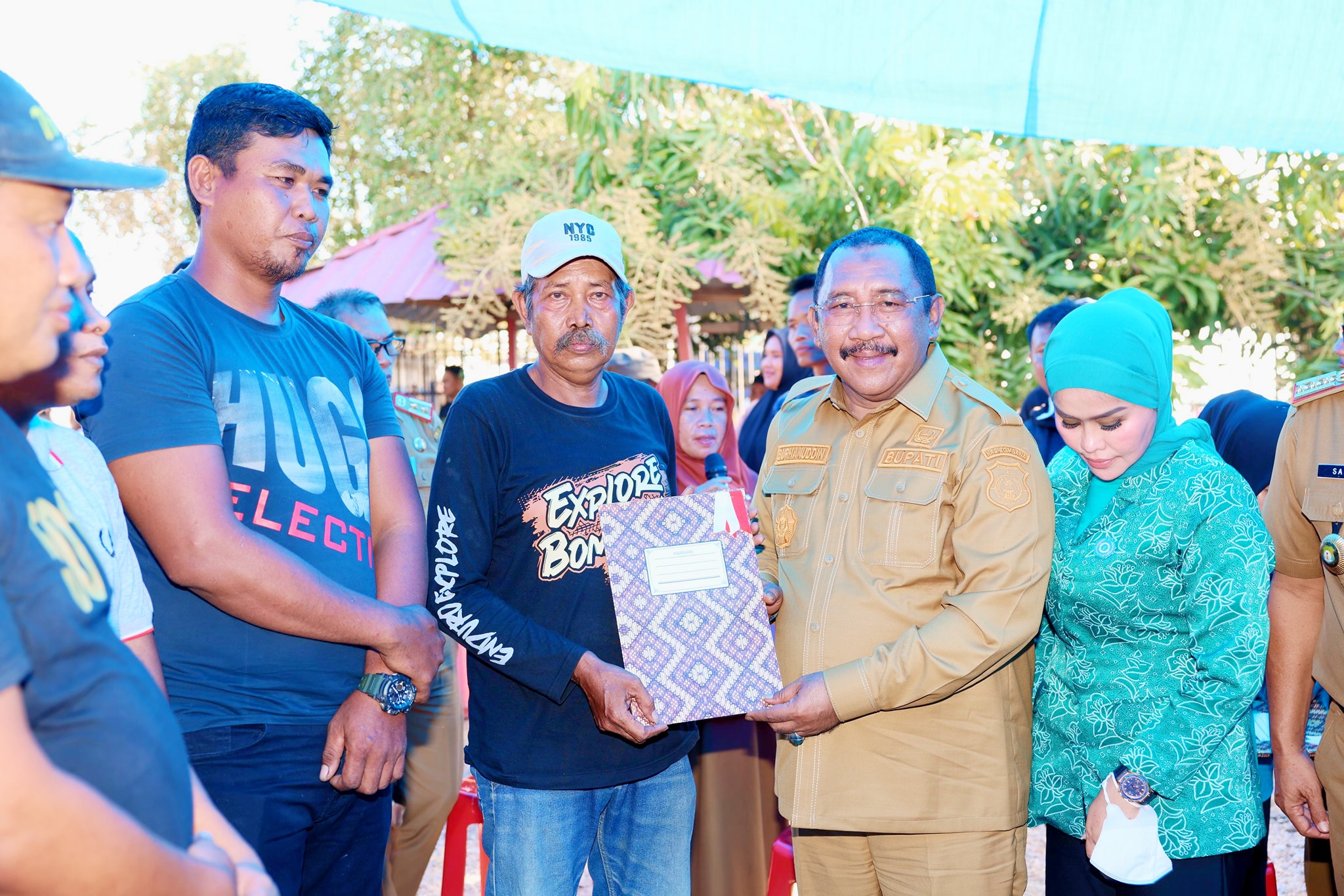 Pj. Bupati Bombana Serahkan Sertifikat Hak Atas Tanah Pembudidaya Ikan dan Udang