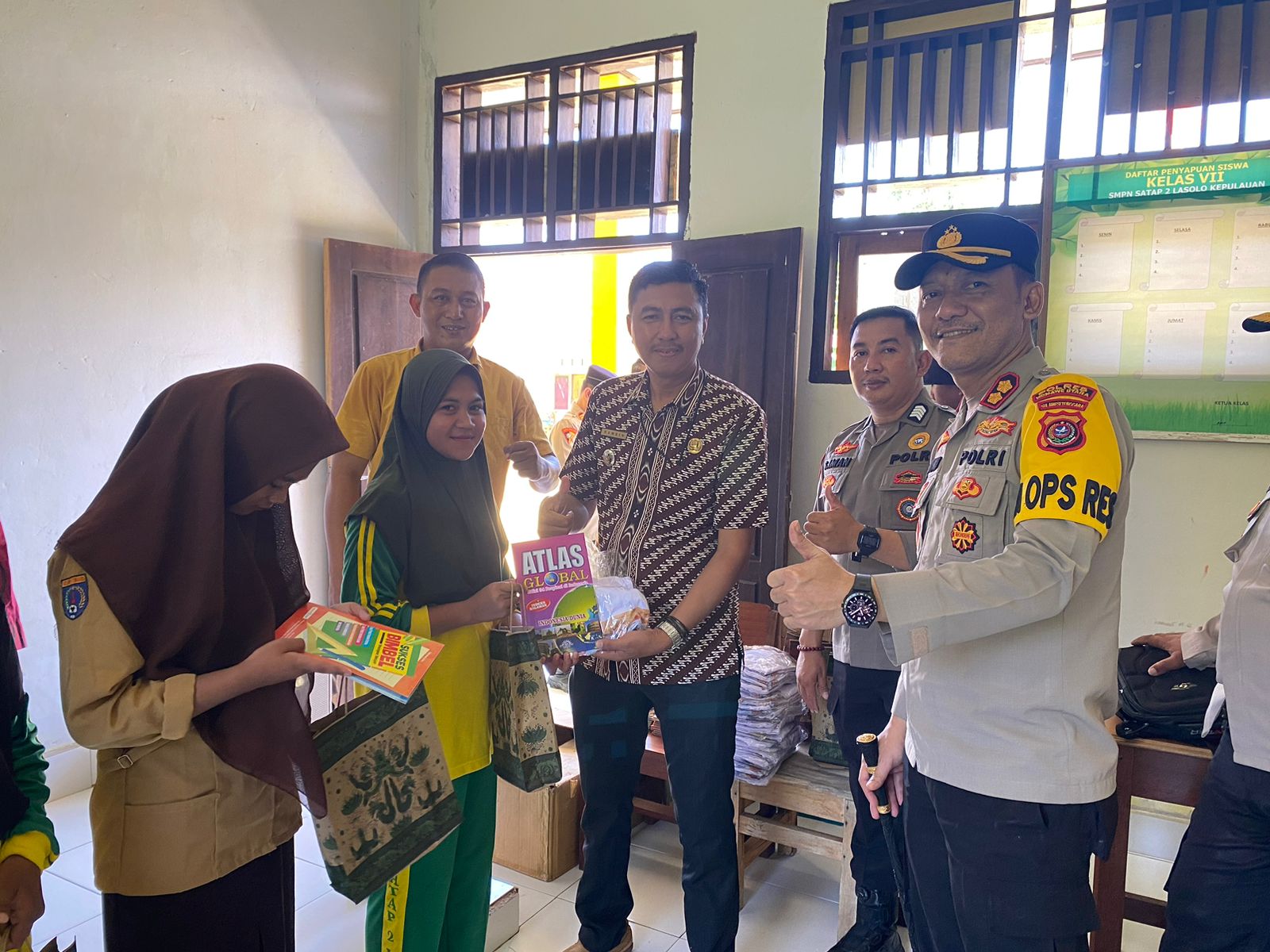 Peduli Literasi, Kapolres Konut Distribusi Buku di Pulau Labengki