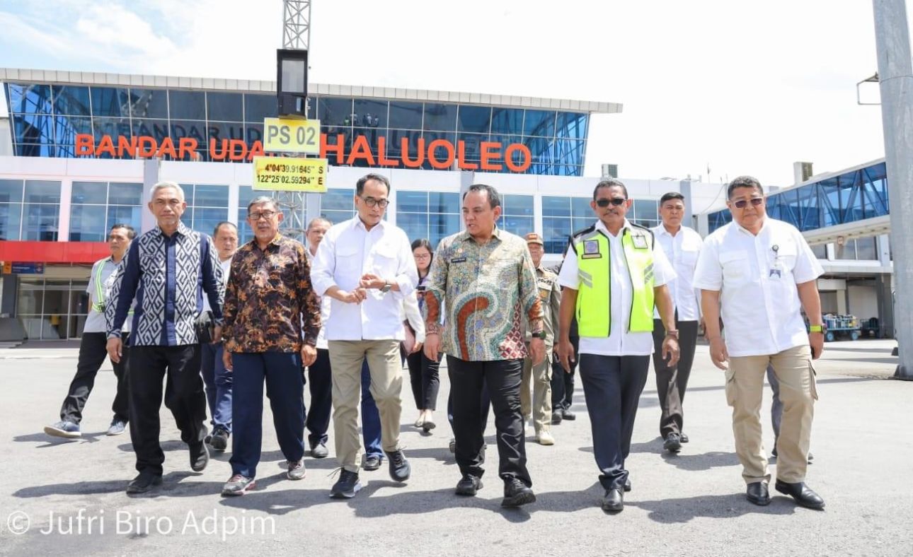 Transit di Bandara Haluoleo Menteri Perhubungan Disambut Pj Gubernur Sultra