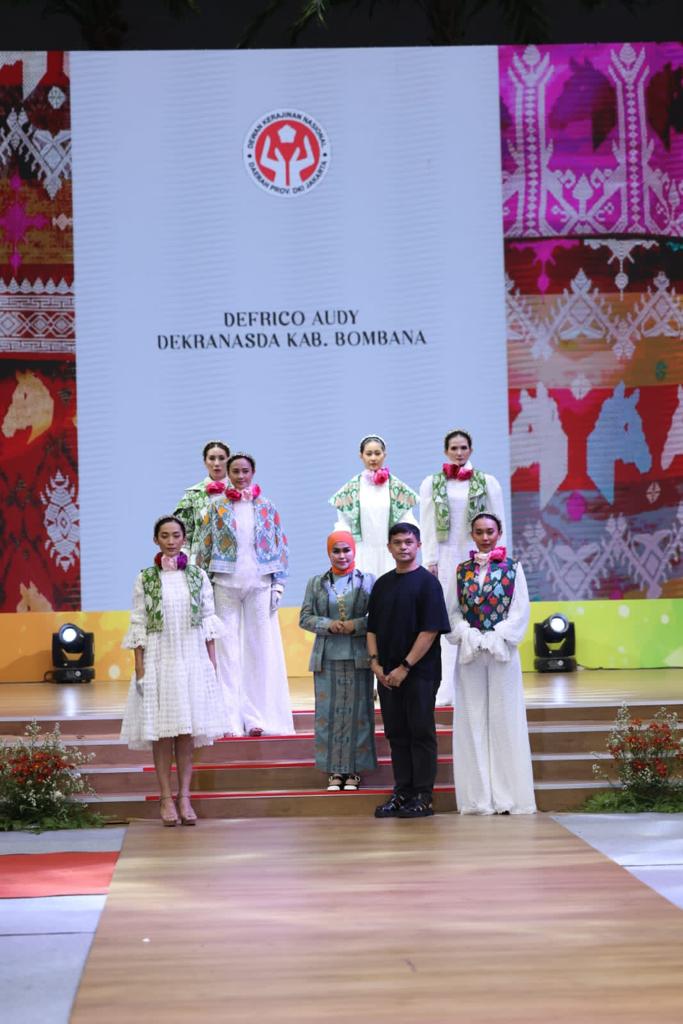 Motif Tenun Bombana Raih Karya Kriya Terbaik di Dekranasda Award