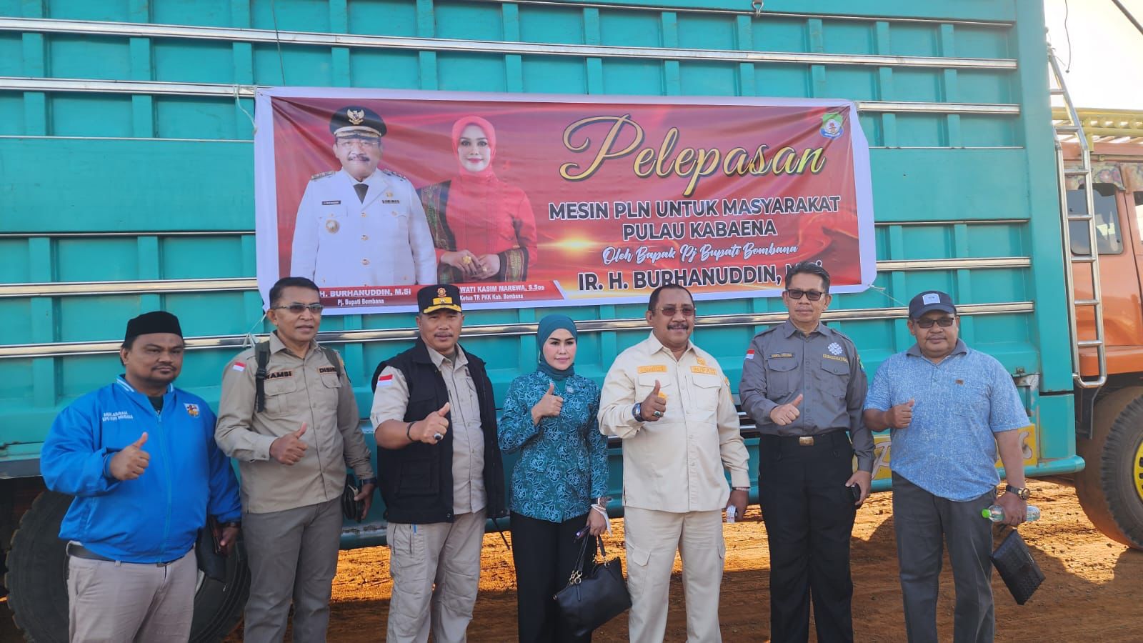 Pj Bupati Bombana Jemput Langsung Mesin Listrik ke Pulau Kabaena