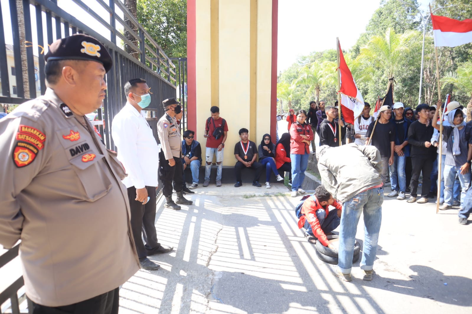 Aksi Demo Mengenang Meninggalnya Dua Mahasiswa UHO di Mapolda Sultra Berlangsung Kondusif