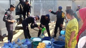Bantu Warga yang Kekeringan Akibat Kemarau, Satbrimob Polda Sultra Bantu Salurkan Air Bersih