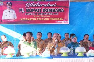 Pj Bupati Bombana Serahkan Bantuan untuk Warga Nelayan Poleang Tenggara