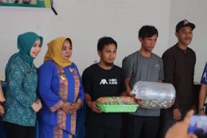 Pemda Koltim Beri Bantuan Benih Sayuran dan Ikan ke Petani Lara