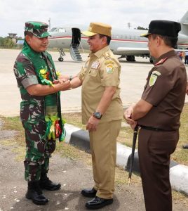 Pj Gubernur Sultra Sambut Kedatangan KSAD Jenderal TNI Dudung Abdurrachman di Kendari