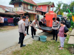 Polresta Kendari Beri Bantuan Air Bersih untuk Warga BTN Latjinta 2