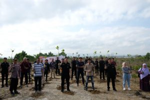 Dukung Penghijauan Lingkungan, Polda Sultra Bersama Jurnalis Tanam Mangrove di Teluk Kendari