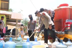 Dampak Kemarau, Polresta Kendari kembali Salurkan 1.200 Liter Air Bersih ke Warga